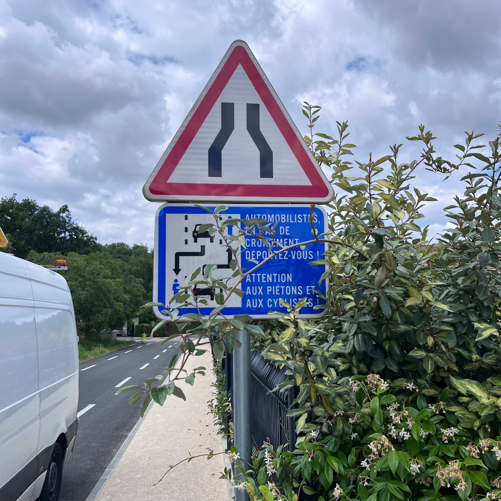 Panneau Stop fraîchement posé par notre entreprise de panneaux de signalisation en Savoie, scellement béton visible au pied du mât