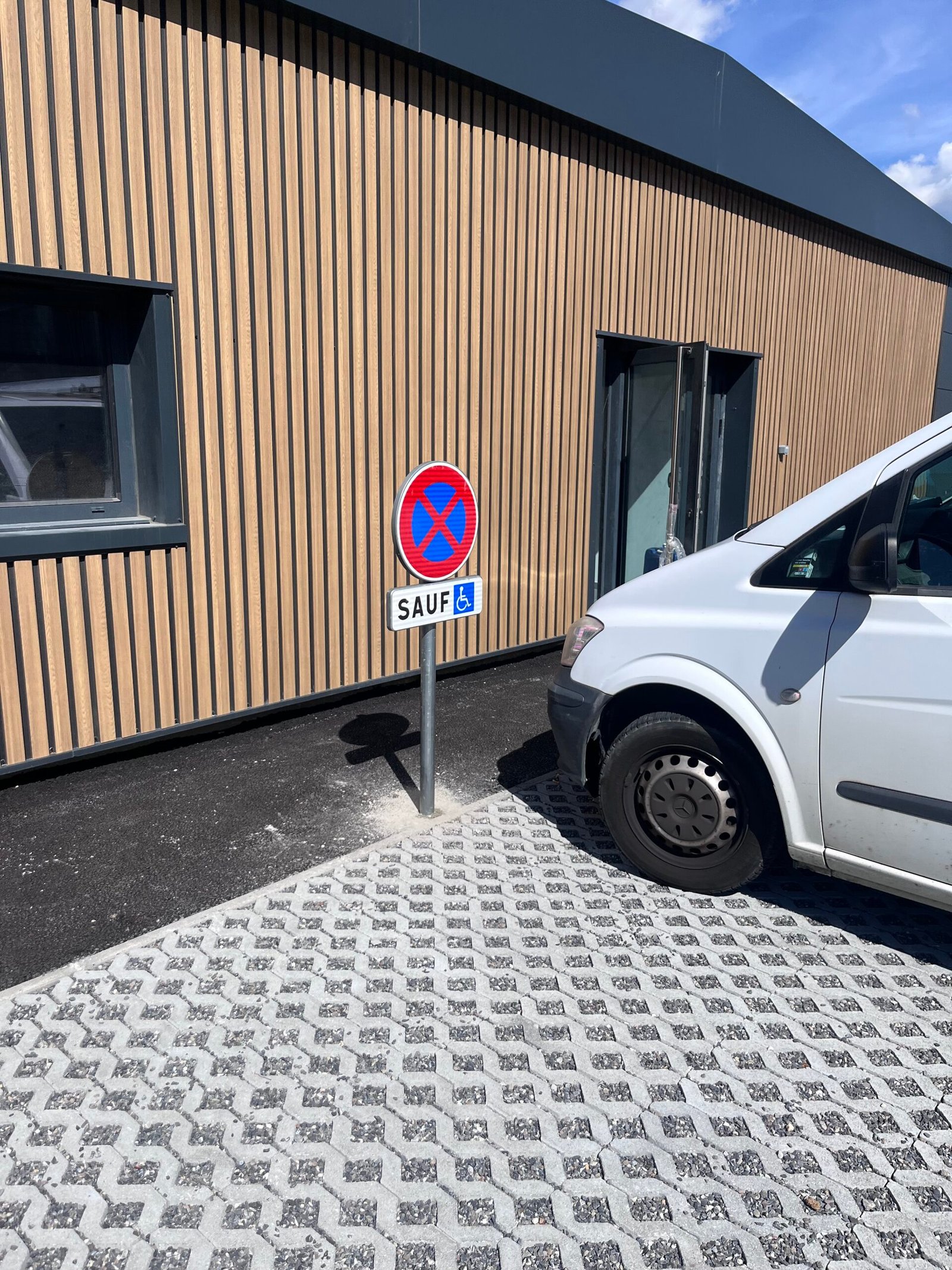 Fixation par carottage béton d'un panneau routier