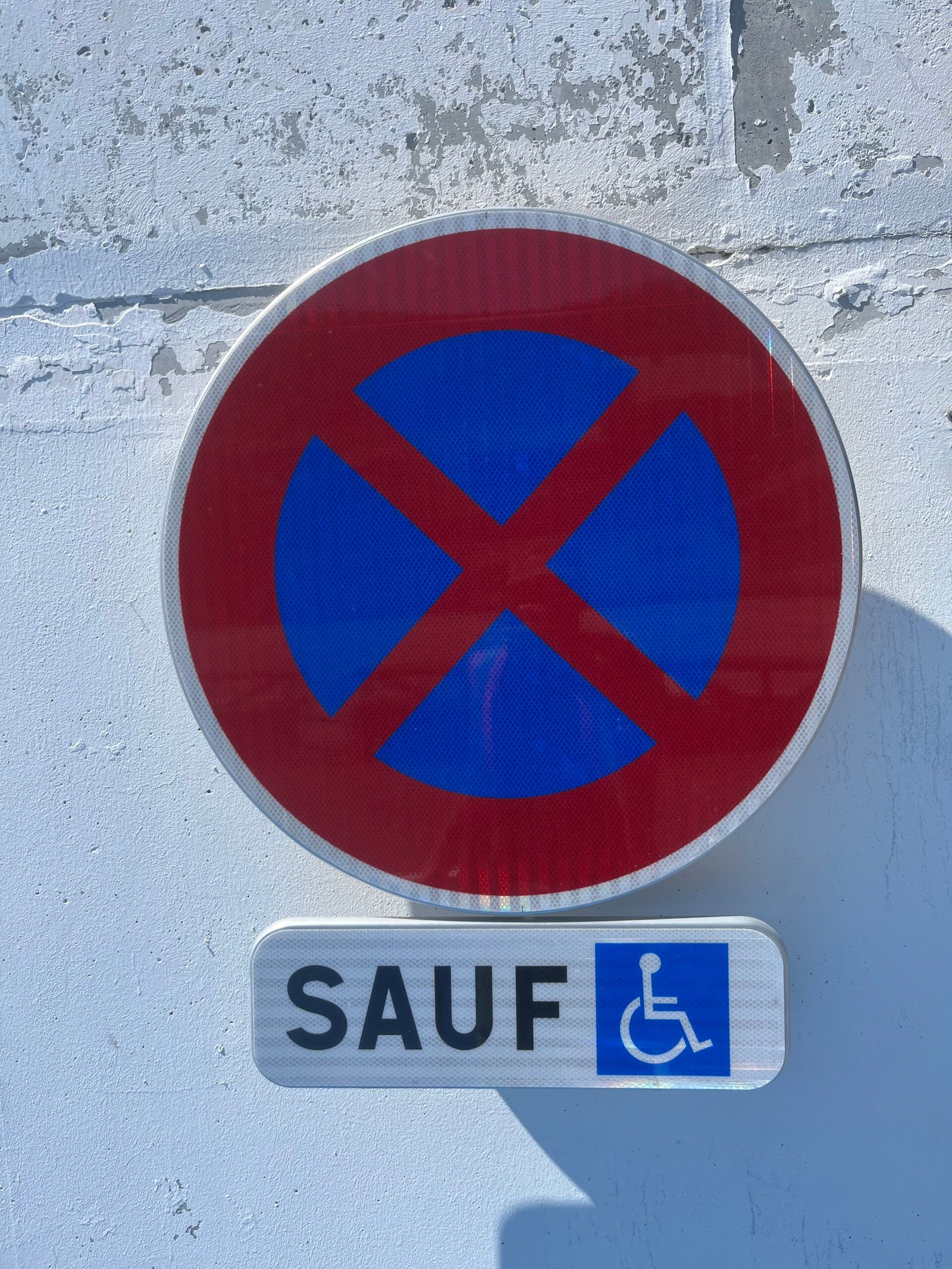 Panneau de signalisation routière réglementaire posé en Savoie