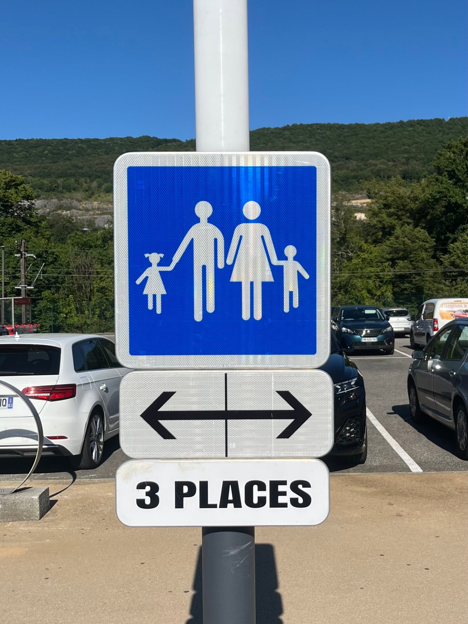 Équipe de notre entreprise de panneaux de signalisation sur un chantier en Savoie