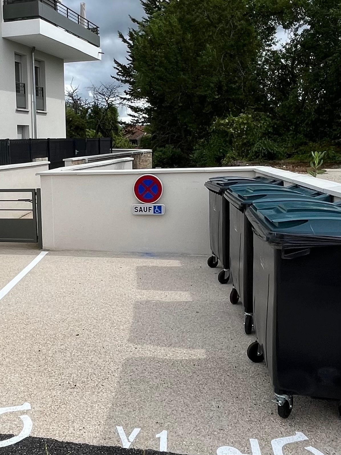 Panneau de signalisation fixé sur un mur en Savoie