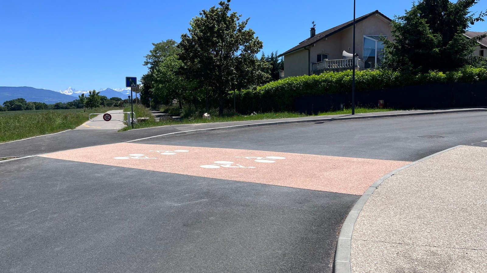 Traversée cyclable habillée en résine gravillonnée, sécurisation piste cyclable en Savoie