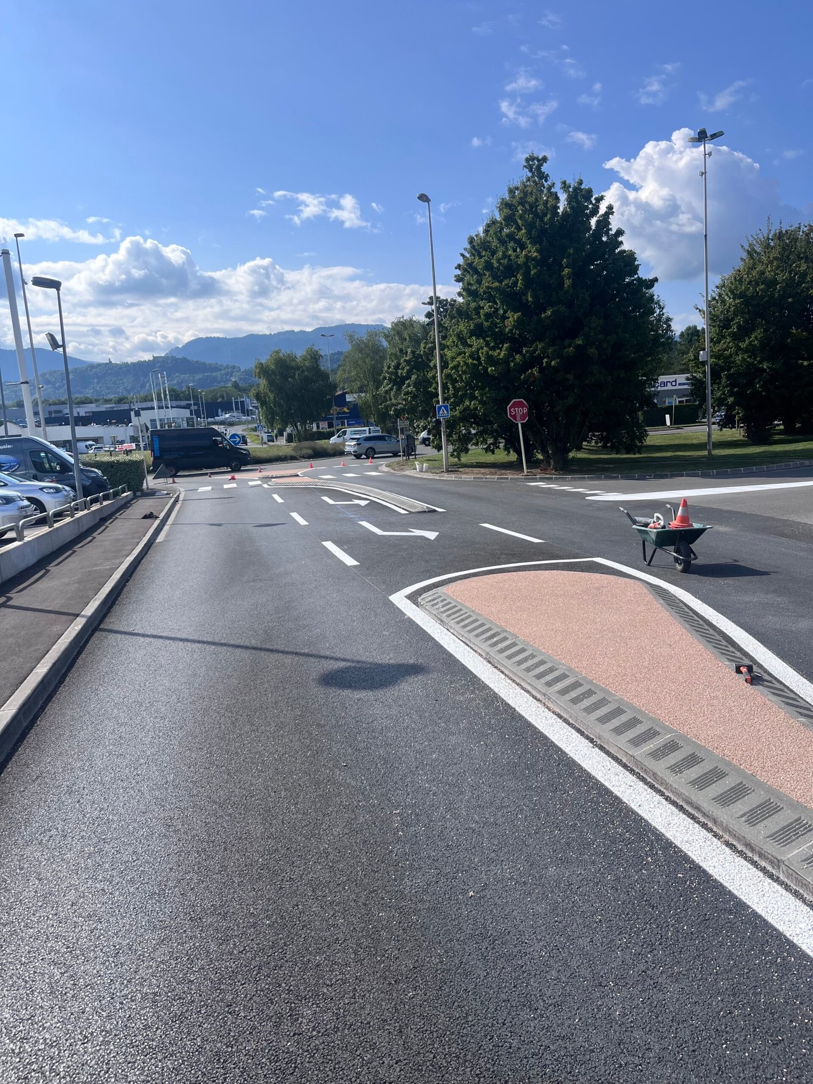 Habillage d'îlot directionnel en résine gravillonnée rose corail en Haute-Savoie