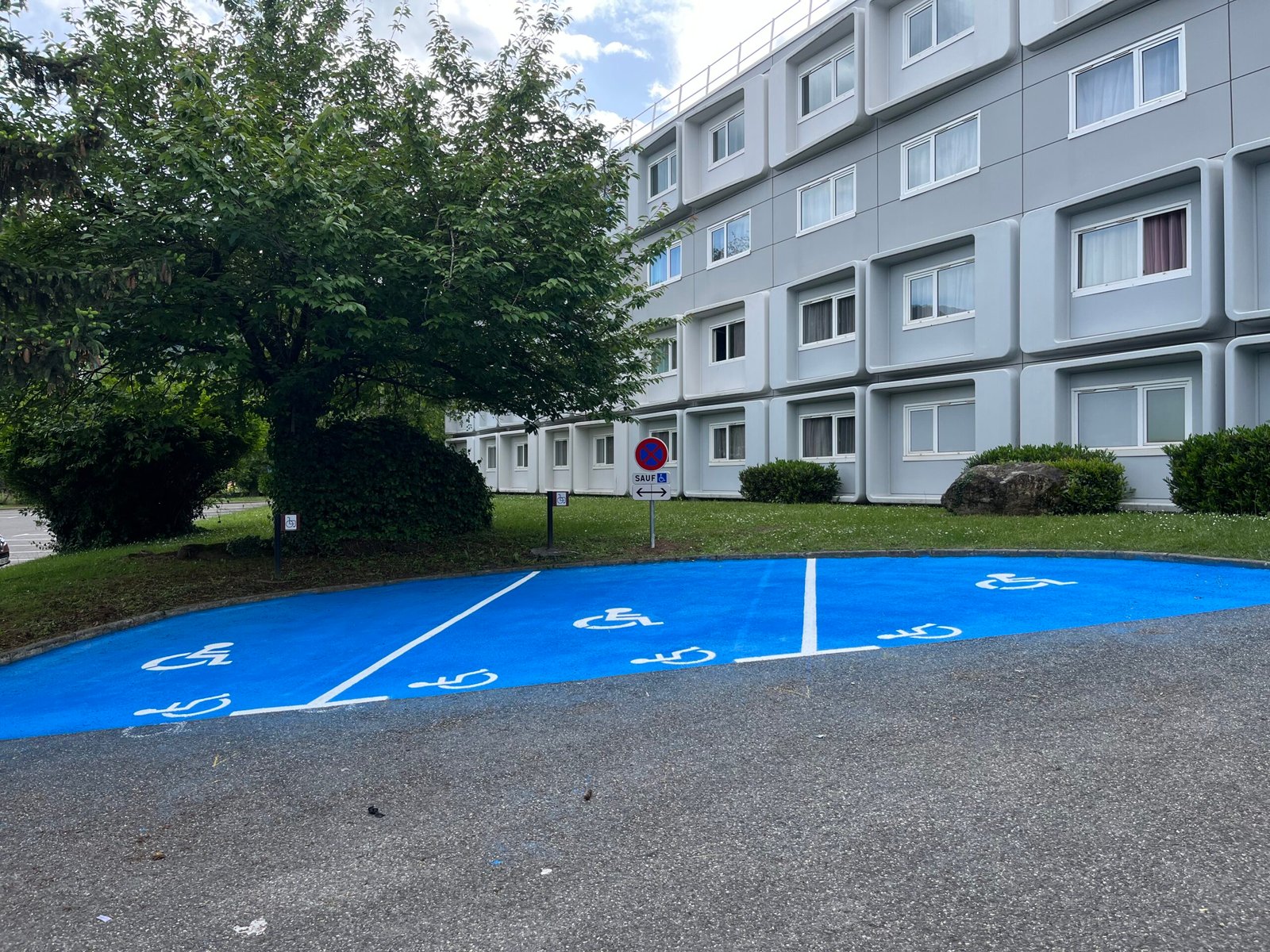Panneau de signalisation PMR homologué NF posé par ProgPanneaux en Savoie