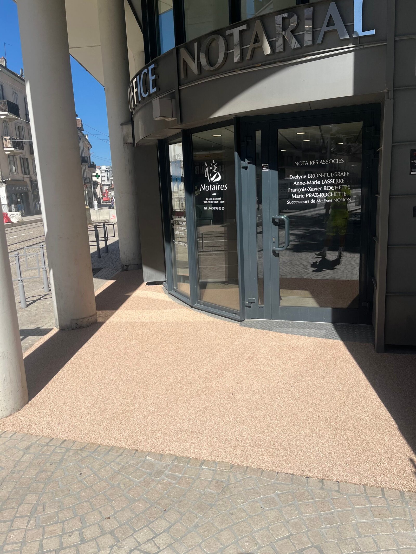 Entrée de commerce en résine gravillonnée, sol uniformisé en Haute-Savoie