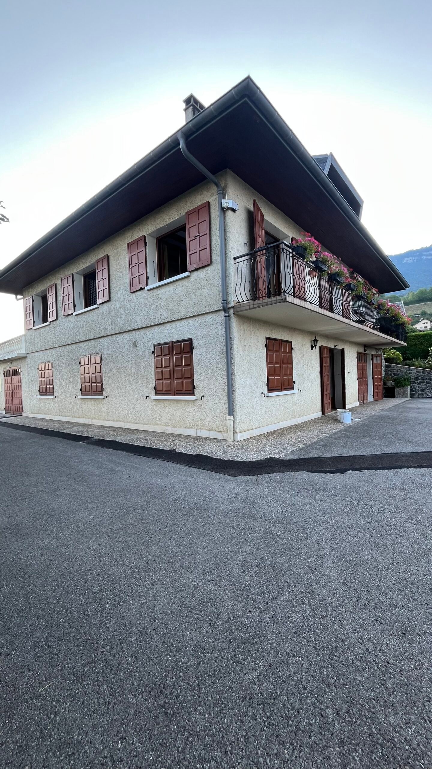 Enrobé fissuré avant pose de résine gravillonnée chez un particulier en Savoie