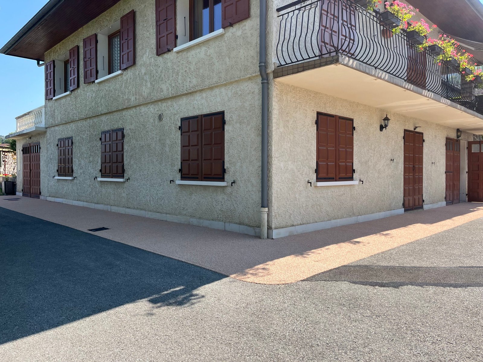 Résine gravillonnée posée après rénovation, sans démolition de l'enrobé, en Haute-Savoie